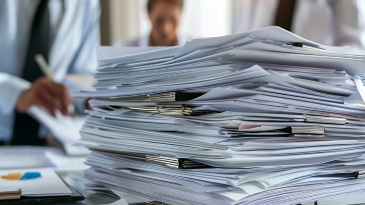 Une pile de dossiers sur un bureau